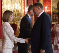 Saludo entre los Reyes y el Presidente Iohannis y su esposa