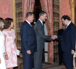 El Rey recibe el saludo del presidente del Gobierno, Mariano Rajoy, en presencia de la Reina y el Presidente de Rumanía y su esposa