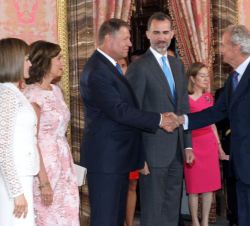 El ministro de Defensa, Pedro Morenés, saluda al Presidente de Rumanía en presencia de los Reyes y la Sra. Iohannis