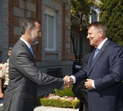 Don Felipe recibe al Presidente Iohannis a su llegada al Palacio de La Zarzuela