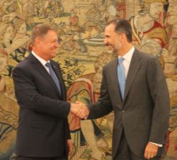 Saludo entre Don Felipe y el Presidente Iohannis