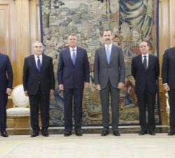 El Rey y el Presidente de Rumanía, con el secretario de Estado para la Unión Europea, los embajadores Fernández Bachiller y Vîlcu y el consejero Comăn