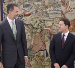 Su Majestad el Rey conversa con el presidente de la Junta de Comunidades de Castilla-La Mancha, Emiliano García-Page