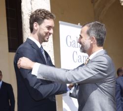 Don Felipe es saludado por Pau Gasol