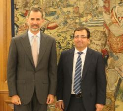 Don Felipe junto a Guillermo Fernández Vara
