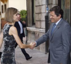 Su Majestad la Reina recibe el saludo del presidente del Principado de Asturias, Javier Fernández