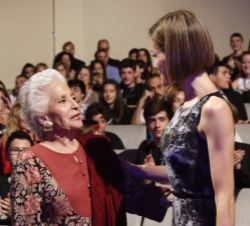 Doña Letizia saluda a Teresa Berganza, en los instantes previos al comienzo del acto