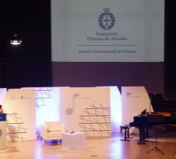 Teresa Berganza durante la conferencia que pronunció, bajo el título "El decálogo del buen músico".
