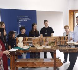 Su Majestad la Reina durante la explicación del maestro luthier, Diego del Valle, sobre la fabricación de instrumentos