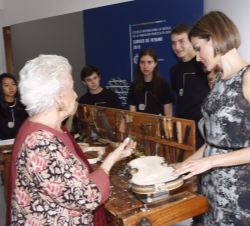Doña Letizia junto a Teresa Berganza, en el transcurso de su visita al taller de fabricación de instrumentos
