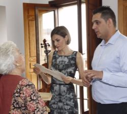 Su Majestad la Reina se interesa por el proceso de fabricación de instrumentos