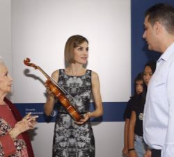 Su Majestad la Reina con uno de los violines elaborados en el taller del maestro luthier, Diego del Valle