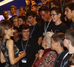 Doña Letizia conversa con algunos de los alumnos del Conservatorio