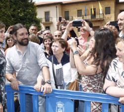 Doña Letizia recibe el cariño del público congregado a su salida del Conservatorio Superior de Música "Eduardo Martínez Torner"