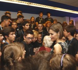 Su Majestad la Reina conversa con alumnos del Conservatorio