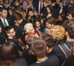 Doña Letizia con los asistentes a la finalización del acto