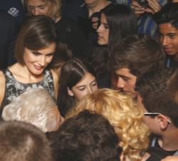Doña Letizia conversa animadamente con los asistentes a la finalización del acto