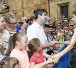 Su Majestad la Reina, a su salida del Conservatorio Superior de Música "Eduardo Martínez Torner", es saludada por las personas que esperaban