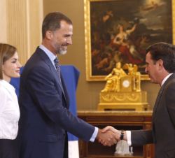Sus Majestades los Reyes reciben el saludo del rector de la Universidad Francisco de Vitoria, Daniel Sada