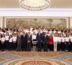 Sus Majestades los Reyes junto a los alumnos participantes en la "X Edición del Programa 'Becas Europa' de la Unversidad Francisco de Vit