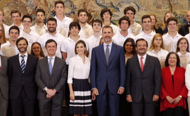 Don Felipe y Doña Letizia con los alumnos becados
