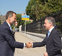 Su Majestad el Rey, a su llegada, recibe el saludo del lehendakari del Gobierno Vasco, Íñigo Urkullu