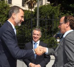 Don Felipe recibe el saludo del ministro de Sanidad, Servicios Sociales e Igueldad, Alfonso Alonso