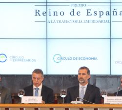 Don Felipe, junto al lehendakari del Gobierno Vasco, el ministro de Sanidad, Servicios Sociales e Igualdad y el presidente del Círculo de Empresarios 