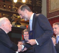 Su Majestad el Rey entrega el "Premio Reino de España a la Trayectoria Empresarial" a José Ferrer Sala
