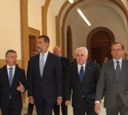 Al término del acto, Don Felipe con el lehendakari del Gobierno Vasco, el ministro de Sanidad, Servicios Sociales e Igualdad y el rector de la Univers