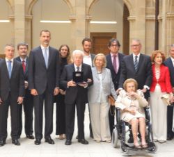 Su Majestad el Rey junto al premiado, José Ferrer Sala, sus familiares y autoridades