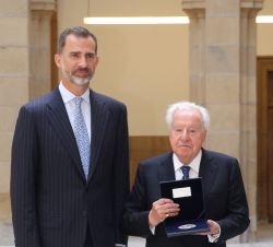 Don Felipe junto al premiado, José Ferrer Sala