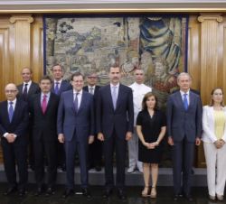 Su Majestad el Rey con los asistentes a la reunión del Consejo de Seguridad Nacional