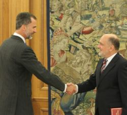 Su Majestad el Rey recibe el saludo del presidente del Tribunal Constitucional, Francisco Pérez de los Cobos