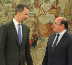 Don Felipe conversa con el presidente de la Región de Murcia, Pedro Antonio Sánchez