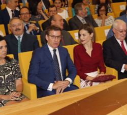 Su Majestad la Reina conversa con el presidente de la Xunta de Galicia, Alberto Núñez Feijóo, en los instantes previos al comienzo de la reunión