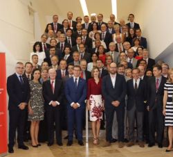 Su Majestad la Reina junto a los directores de los Centros del Instituto Cervantes