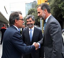 Su Majestad el Rey, a su llegada, con el presidente del Tribunal Supremo y del Consejo General del Poder Judicial, y el presidente de la Generalitat d