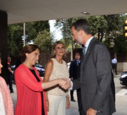 Don Felipe recibe el saludo de la alcaldesa de Barcelona, en presencia del ministro de Justicia, la delegada del Gobierno en la Comunidad Autónoma de 