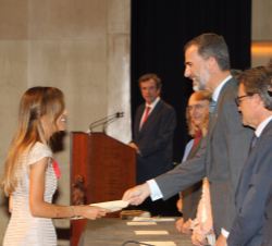 Su Majestad el Rey entrega su despacho a la número uno de la LXV Promoción de la Carrera Judicial, Elena Gutiérrez