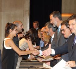 Don Felipe y el resto de componentes de la mesa presidencial entregan los despachos a los nuevos jueces