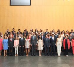 Su Majestad el Rey y el resto de autoridades asistentes, con los nuevos jueces