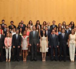Su Majestad el Rey y el resto de autoridades asistentes, con los nuevos jueces