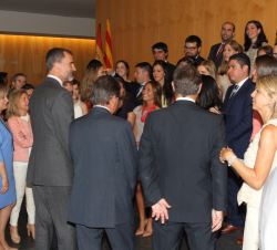 Don Felipe conversa con los nuevos jueces