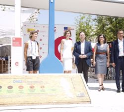 Doña Letizia en el espacio FAO del Pabellón Español, contempla una de las piezas de la ONU, financiada por la AECID