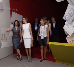 Doña Letizia inicia una visita a la exposición "El lenguaje del sabor"