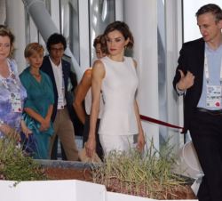 Doña Letizia en el Pabellón de Italia, junto a la comisaria general, Diana Bracco