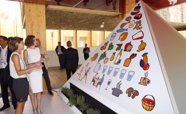 Doña Letizia atiende a las explicaciones de la ministra de Agricultura, Alimentación y Medio Ambiente sobre la Piramide de la Dieta Mediterránea