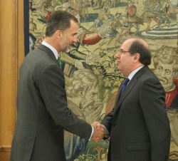 Don Felipe recibe el saludo del presidente de la Junta de Castilla y León, Juan Vicente Herrera Campo