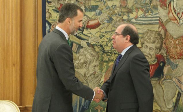 Don Felipe recibe el saludo del presidente de la Junta de Castilla y León, Juan Vicente Herrera Campo